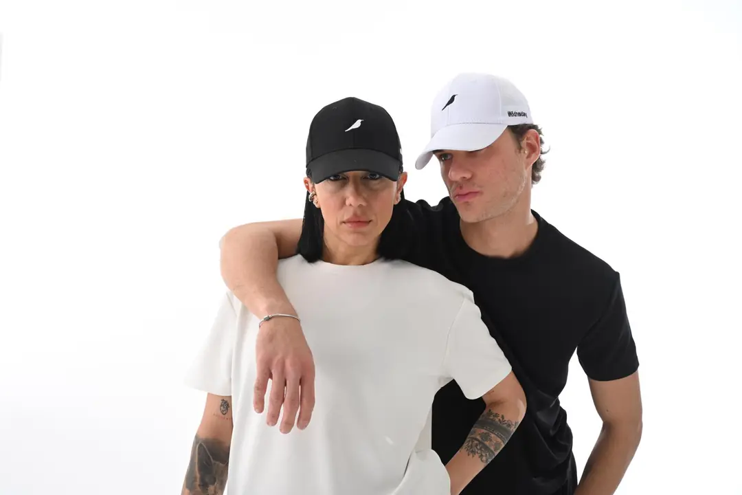 Watcher Cap ve Quiet Tee giyen iki model