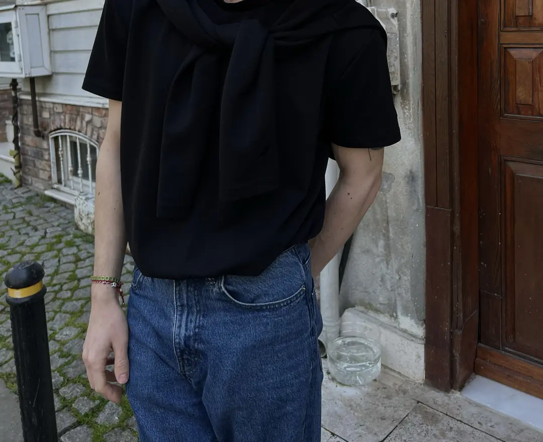 Taş sokakta siyah tişört ve omza atılmış siyah Still Longsleeve