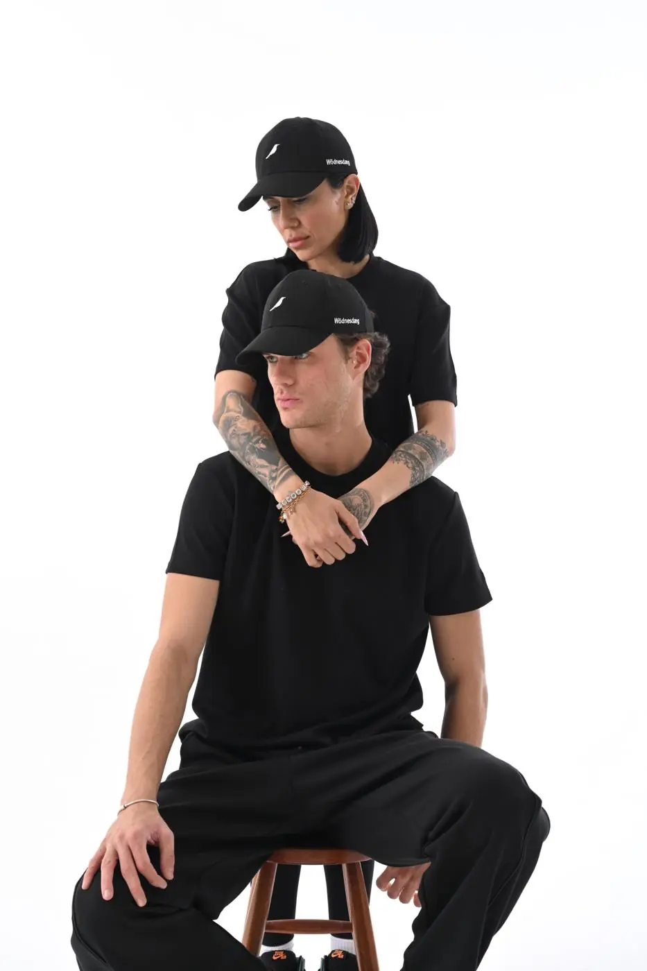 Siyah Quiet Tee ve Watcher Cap giyen iki model