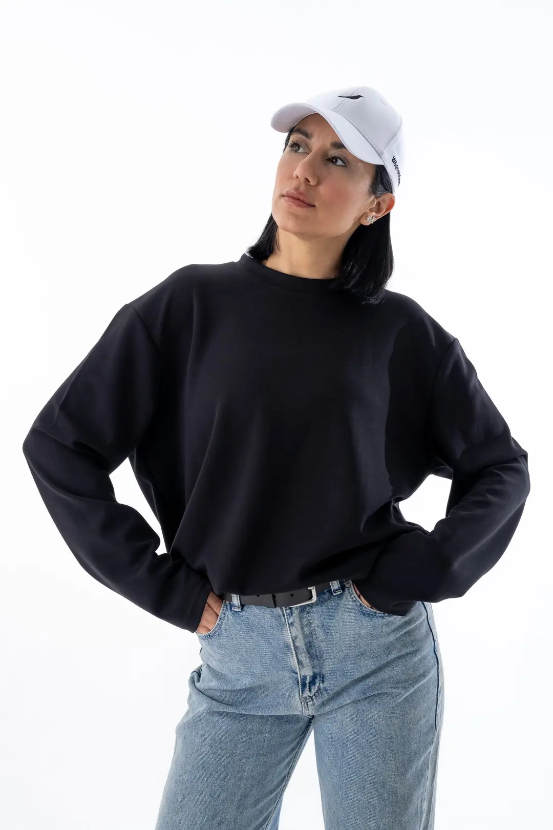 Siyah Still Longsleeve giyen kadın model